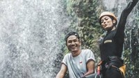 Lihat saja Shrinkala saat sedang mendaki tebing dengan latar air terjun ini. Menantang banget ya! (Instagram/@shrinkala_)