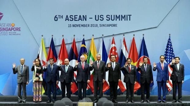 Presiden Jokowi dan para pimpinan negara saat sesi foto sebelum KTT ke-6 ASEAN-AS di Singapura, Kamis (15/11).