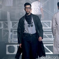 Material katun, linen, kanvas, dan denim yang notabenenya murah mendominasi koleksi ini. Diakui Ivan, mengolah material tersebut cukup menantang baginya mengingat dia terbiasa bermain dengan kain-kain premium. Namun, merancang busana pria bukanlah dunia baru untuk perancang 36 tahun ini. Sebelumnya, ia sudah memiliki lini busana pria berbahan batik yang dinamai Jajaka. (Foto: Daniel Ngantung/Wolipop)