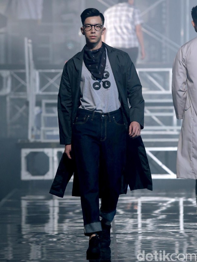 Material katun, linen, kanvas, dan denim yang notabenenya murah mendominasi koleksi ini. Diakui Ivan, mengolah material tersebut cukup menantang baginya mengingat dia terbiasa bermain dengan kain-kain premium. Namun, merancang busana pria bukanlah dunia baru untuk perancang 36 tahun ini. Sebelumnya, ia sudah memiliki lini busana pria berbahan batik yang dinamai Jajaka. (Foto: Daniel Ngantung/Wolipop)