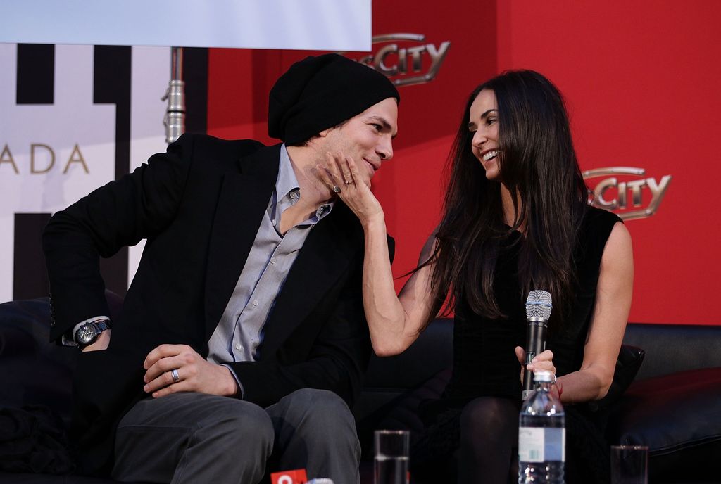 Demi Moore dan Ashton Kutcher PASCHING, AUSTRIA - OCTOBER 29: Demi Moore and Ashton Kutcher attend the photo call for their Charity Gala at PlusCity on October 29, 2010 in Pasching near Linz, Austria. (Photo by Andreas Rentz/Getty Images)
