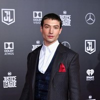 Meski tampil maskulin, pria yang pernah menyicip karier sebagai penyanyi opera itu sesekali memulas bibirnya lipstik. (Foto: Getty Images)