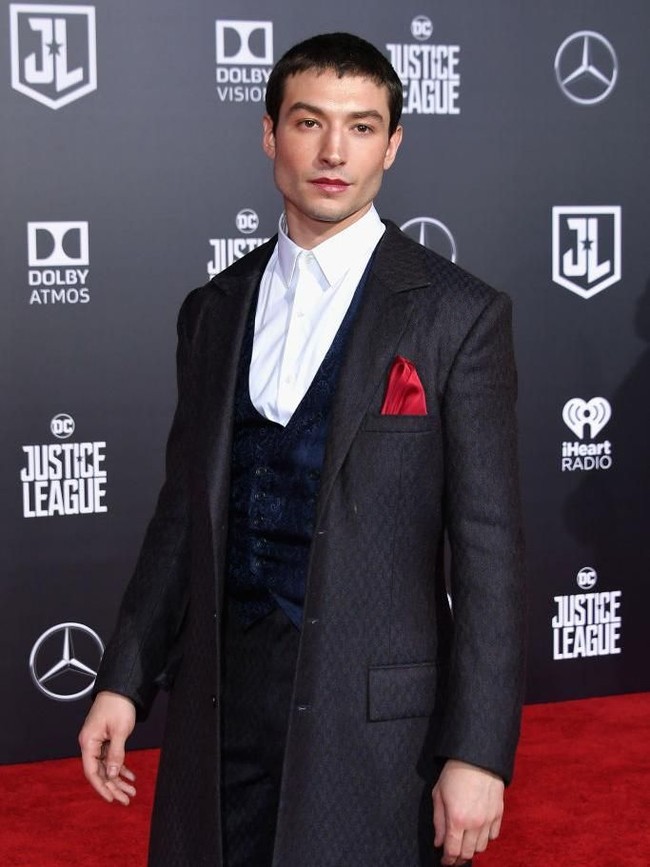 Meski tampil maskulin, pria yang pernah menyicip karier sebagai penyanyi opera itu sesekali memulas bibirnya lipstik. (Foto: Getty Images)