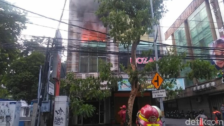 Butik di Jalan Kayoon Terbakar, Terdengar 5 Kali Ledakan Butik di Jalan Kayoon Terbakar, Terdengar 5 Kali Ledakan