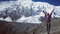 Kepuasan Shrinkala saat berhasil menjelajahi Danau Tilicho yang cantik di Nepal. Wah, keren! (Instagram/@shrinkala_)