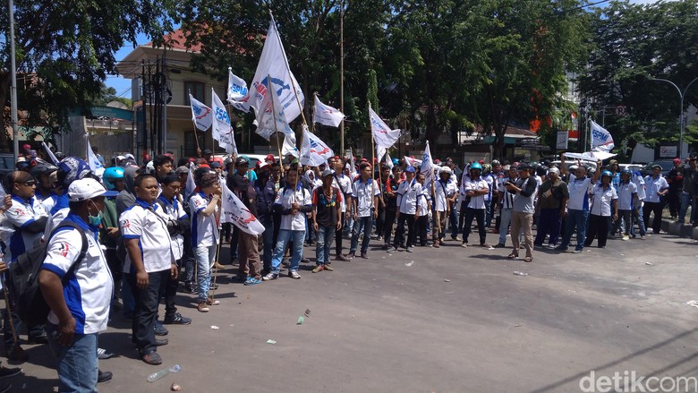 Turun ke Jalan, Buruh di Cirebon Tolak Kenaikan UMK Turun ke Jalan, Buruh di Cirebon Tolak Kenaikan UMK
