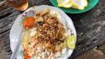 Bikin Ngiler! Nasi Disiram Gule Kambing yang Hangat Mengepul