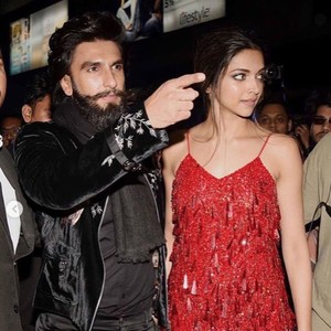 Busana Pengantin Megah Deepika Padukone saat Menikahi Ranveer Singh Busana Pengantin Megah Deepika Padukone saat Menikahi Ranveer Singh