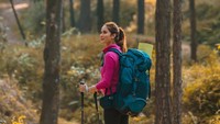 Begini gaya Shrinkala saat trekking dan menjelajahi Taman Nasional Shivapuri Nagarjun di Nepal. Darah petualangan sepertinya sudah mengalir di gadis kelahiran 3. November 1995 ini. (Instagram/@shrinkala_)