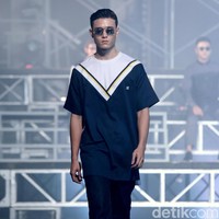 Saya sengaja mengeksplor warna-warna yang aman agar pemakai mudah mix and match. Lagipula, kebanyakan pria juga tidak terlalu suka warna-warna yang mencolok, kecuali saya. Hehehe, jelas Ivan sambil bercanda. (Foto: Dok. Tim Muara Bagdja)