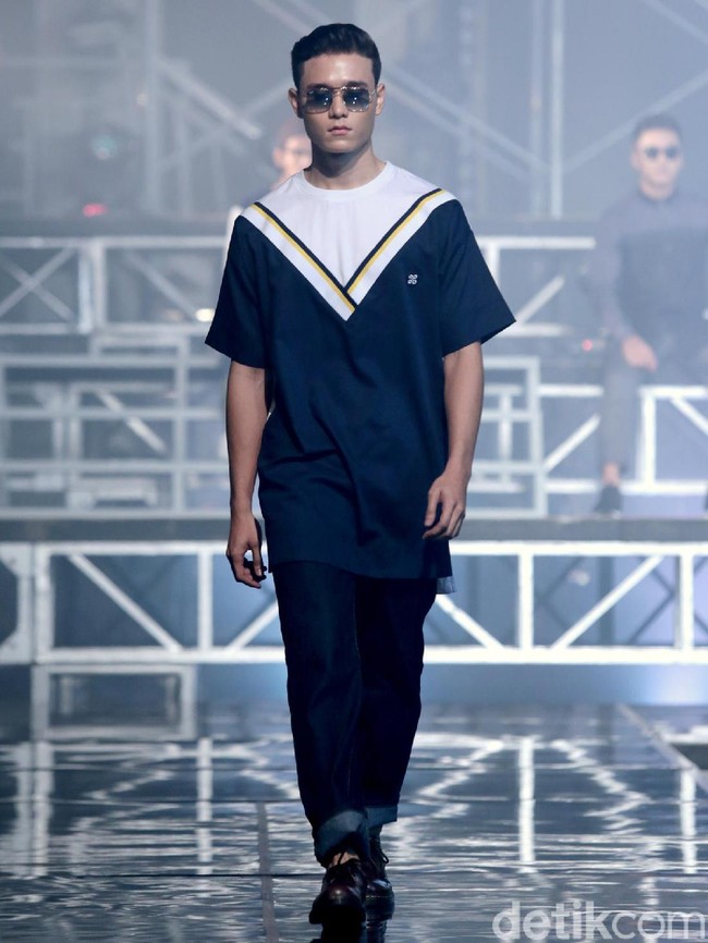 Saya sengaja mengeksplor warna-warna yang aman agar pemakai mudah mix and match. Lagipula, kebanyakan pria juga tidak terlalu suka warna-warna yang mencolok, kecuali saya. Hehehe, jelas Ivan sambil bercanda. (Foto: Dok. Tim Muara Bagdja)