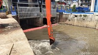 Hari ini hingga pukul 11.30 WIB, sampah yang diangkut dari Pintu Air Manggarai ada 1 truk yang memuat sekitar 12 kubik sampah. (Foto: M Guruh Nuary/detikcom)
