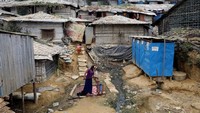 Pekan ini, Amnesty International mencabut penghargaan HAM bergengsi yang pernah diberikan kepada Suu Kyi. Penghargaan bernama Ambassador of Conscience Award itu dicabut karena Suu Kyi dianggap mengkhianati nilai-nilai yang pernah dipegangnya. Langkah Amnesty sejalan dengan tindakan sejumlah kota dan lembaga lain yang mencabut penghargaan terhadap Suu Kyi. Mohammad Ponir Hossain/Reuters.