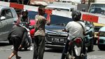 Jangan Ditiru! Pemotor Nekat Terobos Palang KA
