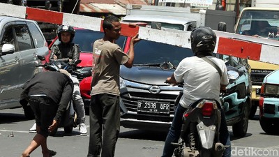 Jangan Ditiru! Pemotor Nekat Terobos Palang KA