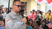 Menteri Agus menyampaikan apresiasi setinggi-tingginya kepada masyarakat yang berdonasi melalui mitra kerja Kementerian Sosial yaitu PT Indomaret dalam mendukung percepatan program pemberdayaan Komunitas Adat Terpencil. Foto: dok. Kemensos