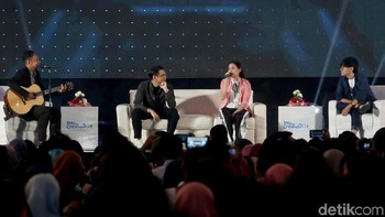 Eka Gustiwana pun sempat bercerita bagaimana perjalanan karir musiknya hingga kini dikenal luas sebagai seorang komposer musik terkenal di Indonesia.