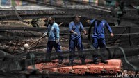 Pemasangan waring di Kali Item dilakukan menjelang perhelatan Asian Games 2018. Tujuan pemasangan waring itu awalnya untuk mengurangi bau dari Kali Item agar tak mengganggu atlet-atlet Asian Games yang menginap di Wisma Atlet.