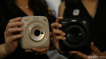 Instax Square SQ20 sama dengan seri polaroid lainnya, memungkinkan pengguna menjepret foto dan langsung menerima hasil fisiknya saat itu juga. (Foto: detikINET/Agung Pambudhy)