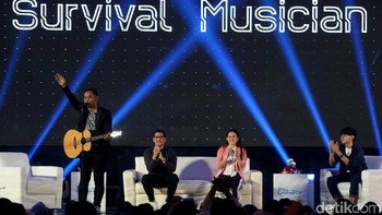 Di sela diskusi, Pongky pun menantang para panelis untuk menyanyi dan menciptakan lagu dadakan.
