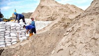 Karung pasir dan kayu dolken itu ditampung sementara di Gudang Ketel Uap I sebelum diberikan kepada sejumlah kecamatan yang ada di Jakarta Utara.