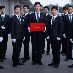 Belanja Online dengan Layanan Antar Kurir Tampan Populer di China Belanja Online dengan Layanan Antar Kurir Tampan Populer di China