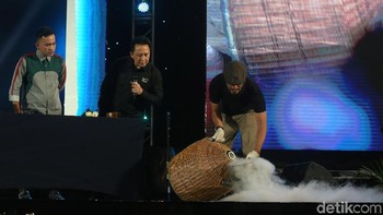 Di depan ribuan peserta yang hadir Ia tampil atraktif dengan nitrogen cair dan berbagai karya gastronominya.