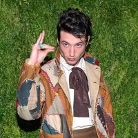 Saat Ezra menjelma sebagai Elvis dengan jaket retro berbahan patchwork di sebuah perhelatan fashion di New York. (Foto: Getty Images)