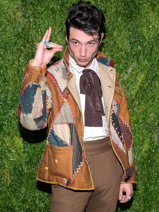 Saat Ezra menjelma sebagai Elvis dengan jaket retro berbahan patchwork di sebuah perhelatan fashion di New York. (Foto: Getty Images)