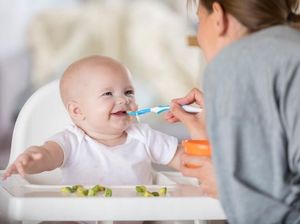 Bolehkah Bayi di Bawah 6 Bulan Makan Selain ASI?