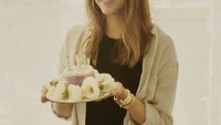 Jessica Alba melewatkan ulang tahunnya dengan kue sederhana. Kue mungil berwarna ungu ini diberi hiasan mawar putih dan lilin kue. Happy birthday! Foto: Istimewa