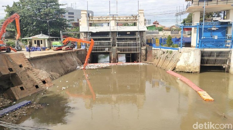 Gunungan Sampah Terus Dibersihkan Pintu  Air  Manggarai 