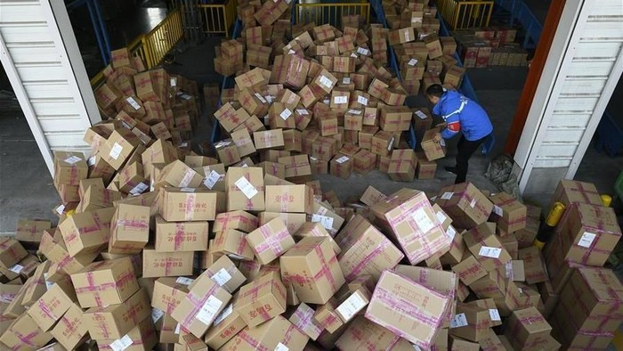 Pesta diskon belanja online besar-besaran di tanggal 11 November kemarin turut membanjiri gudang-gudang logistik di China. Intip penampakannya.