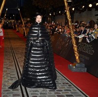 Sebelumnya di premier Fantastic Beast 2 di Paris, Ezra Miller sudah mencuri perhatian dengan gaun parasut dari Moncler. Bibirnya dipulas lipstik hitam yang kian mempertegas gaya gothic-nya. (Foto: Getty Images)