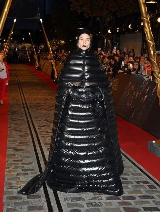 Sebelumnya di premier Fantastic Beast 2 di Paris, Ezra Miller sudah mencuri perhatian dengan gaun parasut dari Moncler. Bibirnya dipulas lipstik hitam yang kian mempertegas gaya gothic-nya. (Foto: Getty Images)