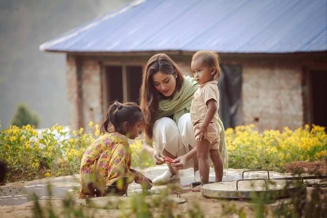 Ia juga gemar menulis puisi dan berharap dalam waktu dekat kumpulan puisinya itu akan menjadi sebuah buku. Foto: Instagram @shrinkhala_