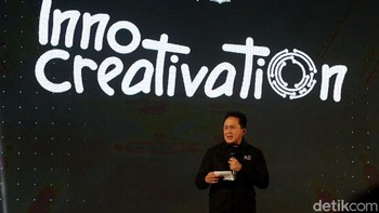 Kepala Badan Ekonomi Kreatif Triawan Munaf saat memandu talkshow From Nothing To Something di Grand City Convention Hall, Surabaya, Kamis (15/11/2018).