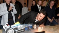 Wih, keren! Orlando Bloom dapat kue ulang tahun bentuk mobil balap saat merayakan pergantian umurnya di Maroko. Foto: Istimewa