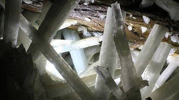 Disebut Cueva de los Cristales, ini adalah gua kristal raksasa yang berlokasi di bawah permukaan kota Naica, Chihuahua, Meksiko. Di bilik utama gua ini terdapat kristal selenit raksasa yang merupakan salah satu kristal alami terbesar yang pernah ditemukan. Kristal yang ada di sana begitu murni sehingga teknik konvensional tidak dapat mengukur umurnya. Foto: istimewa