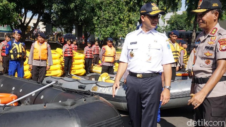 Anies-Kapolda Metro Cek Kesiapan Pasukan Tanggap Banjir Jakarta Anies-Kapolda Metro Cek Kesiapan Pasukan Tanggap Banjir Jakarta