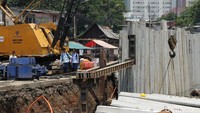 Teguh pun menyampaikan selama pembangunan turap di Kali Item berlangsung, alat nano buble di Kali Item juga dimatikan sementara waktu.