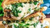 Yang suka sayuran, bayam atau kale dipadu keju bisa jadi isian sandwich yang creamy segar. Foto : Instagram @megunprocessed