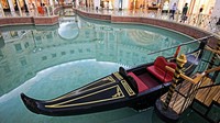 Mal tersebut juga menghadirkan gondola yang dapat dinaiki oleh traveler. Makin mirip dengan di Venesia (Villaggio Qatar)