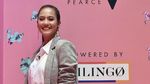 Pevita Pearce Mencuri Perhatian di Konser Charlie Puth