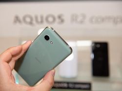 Sharp Aquos R2 Compact, Ponsel Pertama Punya Poni & Jenggot