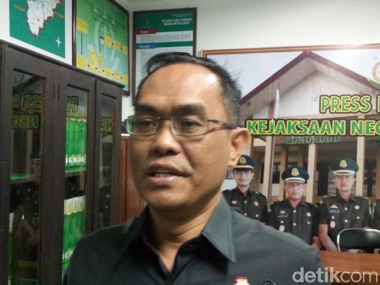 Kejari Ponorogo Tahan Tersangka Korupsi Benih Kedelai Rp 1,3 M Kejari Ponorogo Tahan Tersangka Korupsi Benih Kedelai Rp 1,3 M
