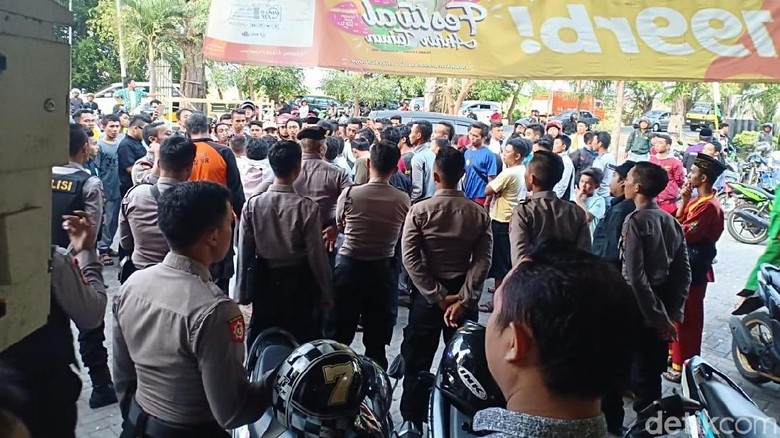 Ratusan Pesilat Luruk Perusahaan Pembiayaan di Probolinggo, Ada Apa? Ratusan Pesilat Luruk Perusahaan Pembiayaan di Probolinggo, Ada Apa?