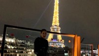 Kota Paris di Prancis juga tidak ia lewatkan. Bahkan, sempat berfoto di tempat ikoniknya yakni Menara Eiffel (claudiashkim/Instagram)