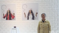 Arahmaiani dikenal sebagai salah satu perintis performance art di Asia Tenggara.  Foto: Tia Agnes/ detikHOT