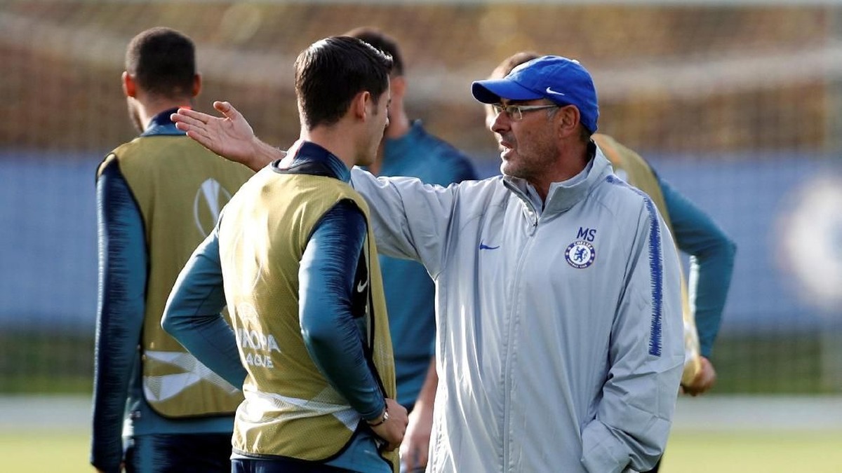 Maurizio Sarri memberikan instruksi kepada Alvaro Morata saat berlatih. (Paul Childs/Reuters)